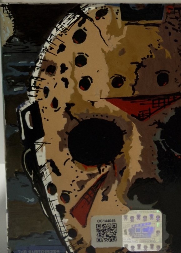 La pintura original de la máscara de Jason en la ventana lateral que debes escanear